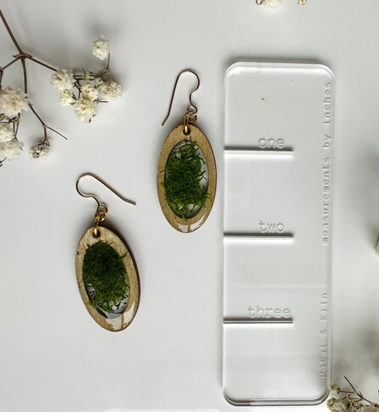 Moss Dangles, Oval Frame